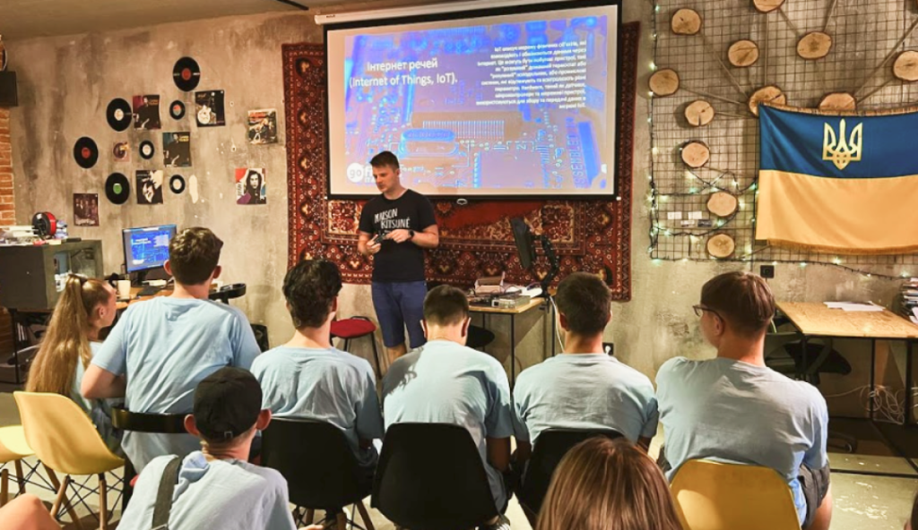 Освіта і розвиток для дітей, які втратили батьків через війну: як допомагає БФ «Діти Героїв»