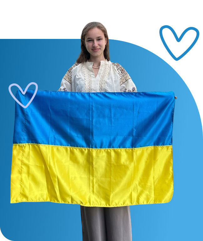 Учасниця програми з українським прапором
